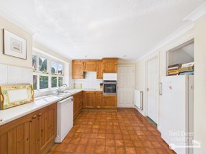 Kitchen/Breakfast Room- click for photo gallery